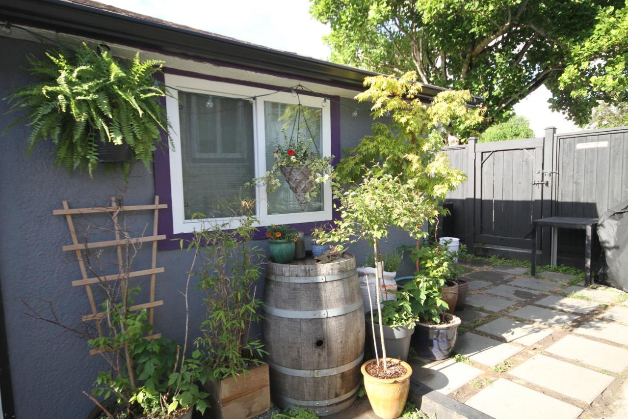 The Orange Door Bungalow Vancouver Exterior photo